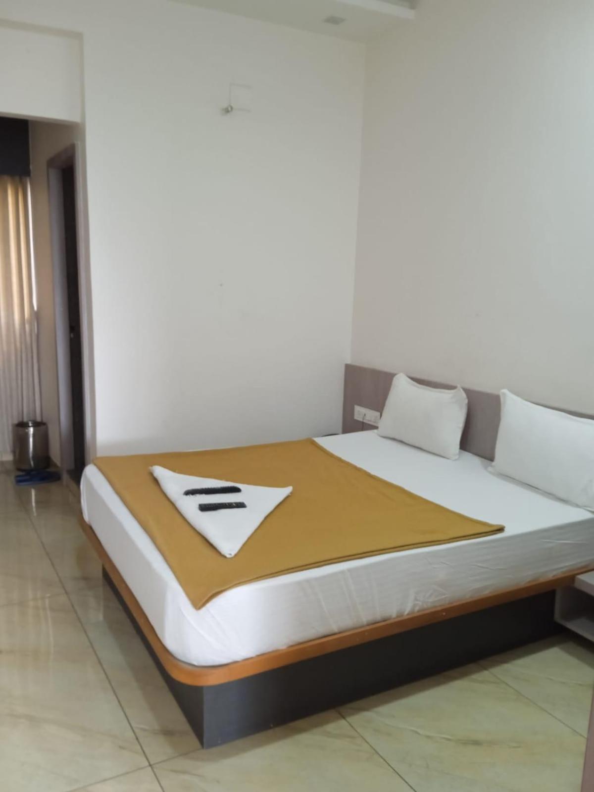 Hotel Crossview Palanpur Buitenkant foto