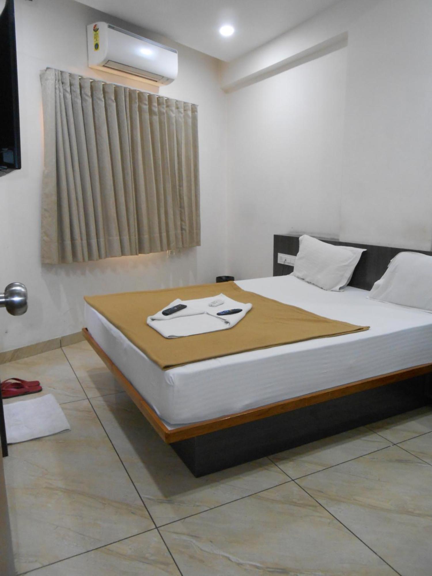 Hotel Crossview Palanpur Buitenkant foto