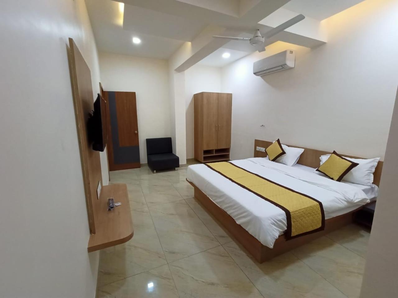Hotel Crossview Palanpur Buitenkant foto