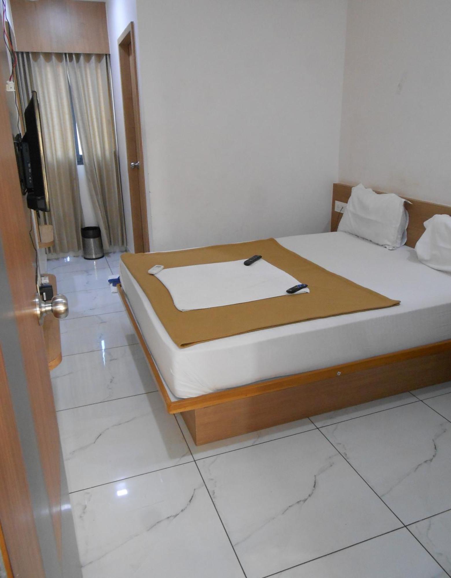 Hotel Crossview Palanpur Buitenkant foto