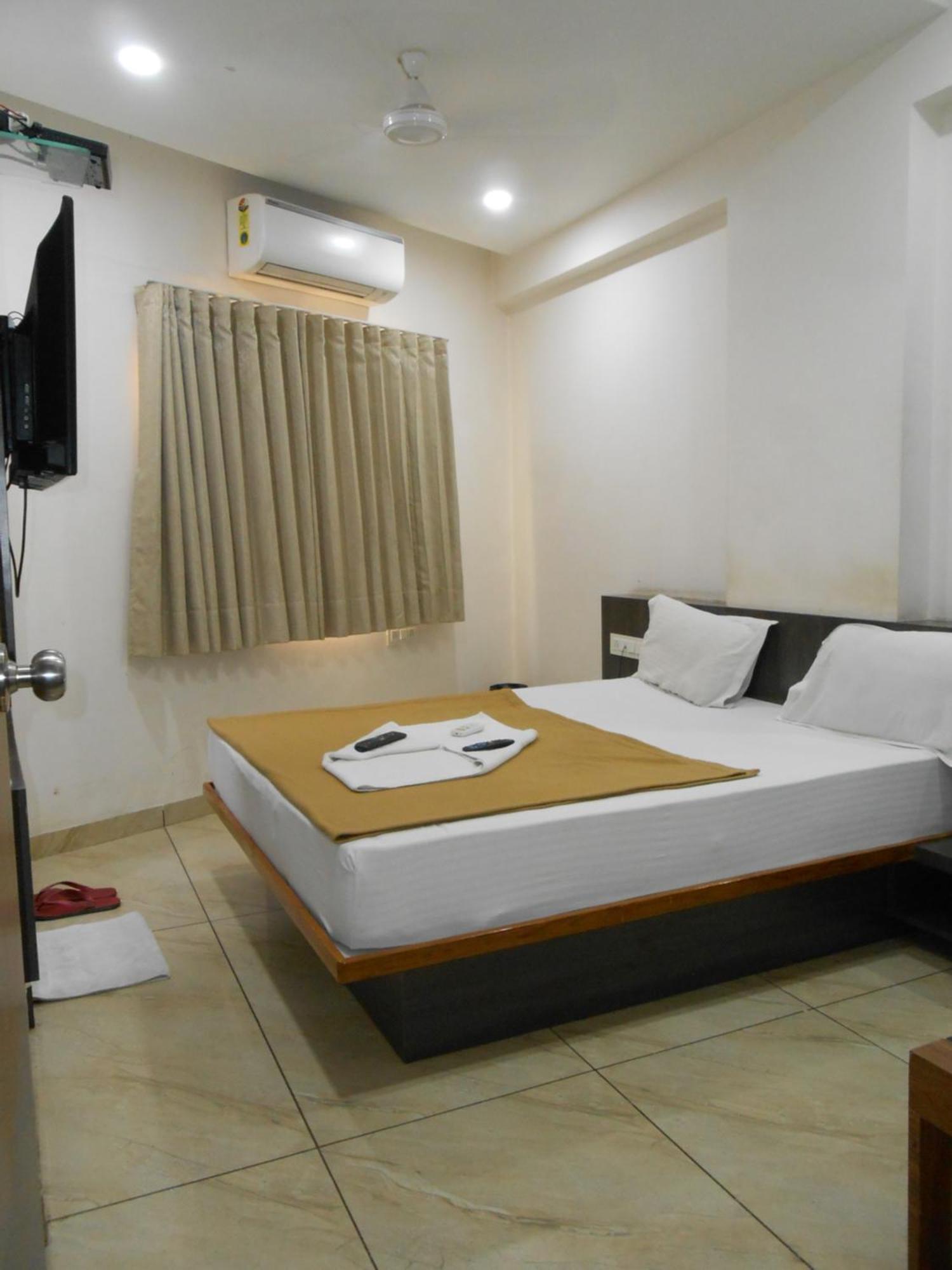 Hotel Crossview Palanpur Buitenkant foto
