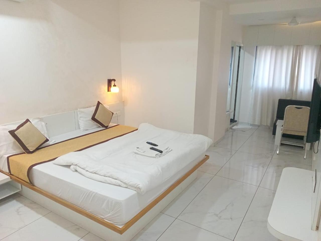 Hotel Crossview Palanpur Buitenkant foto