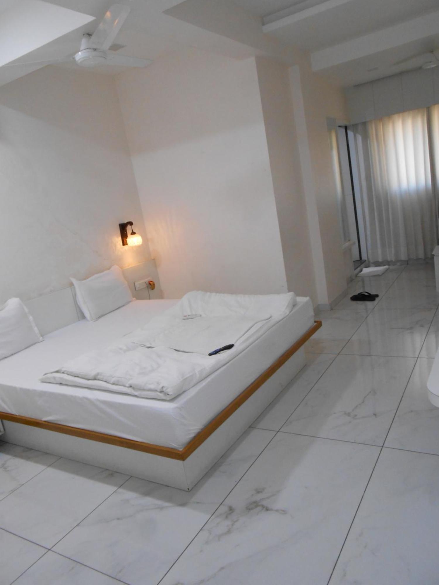 Hotel Crossview Palanpur Buitenkant foto