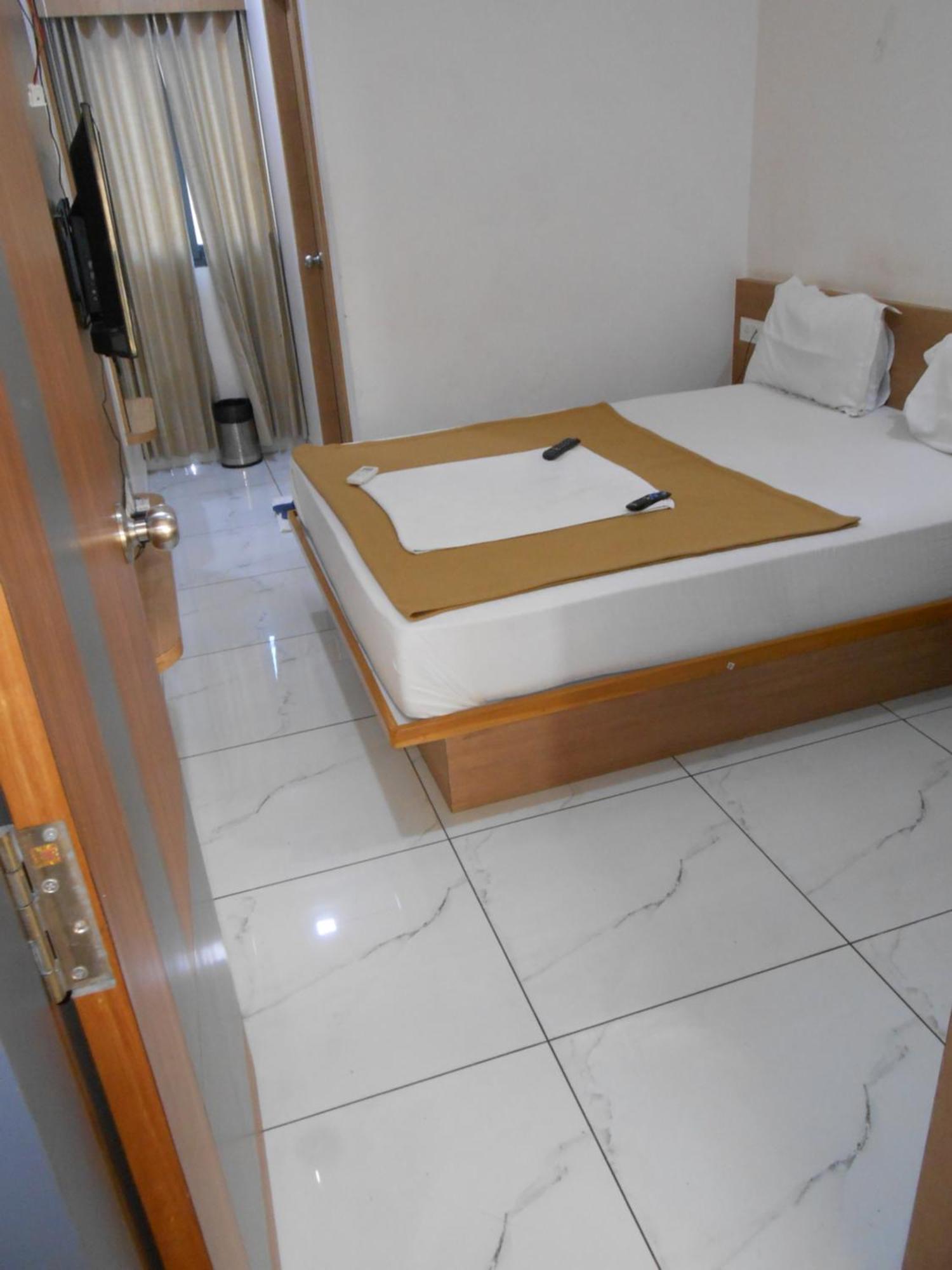 Hotel Crossview Palanpur Buitenkant foto