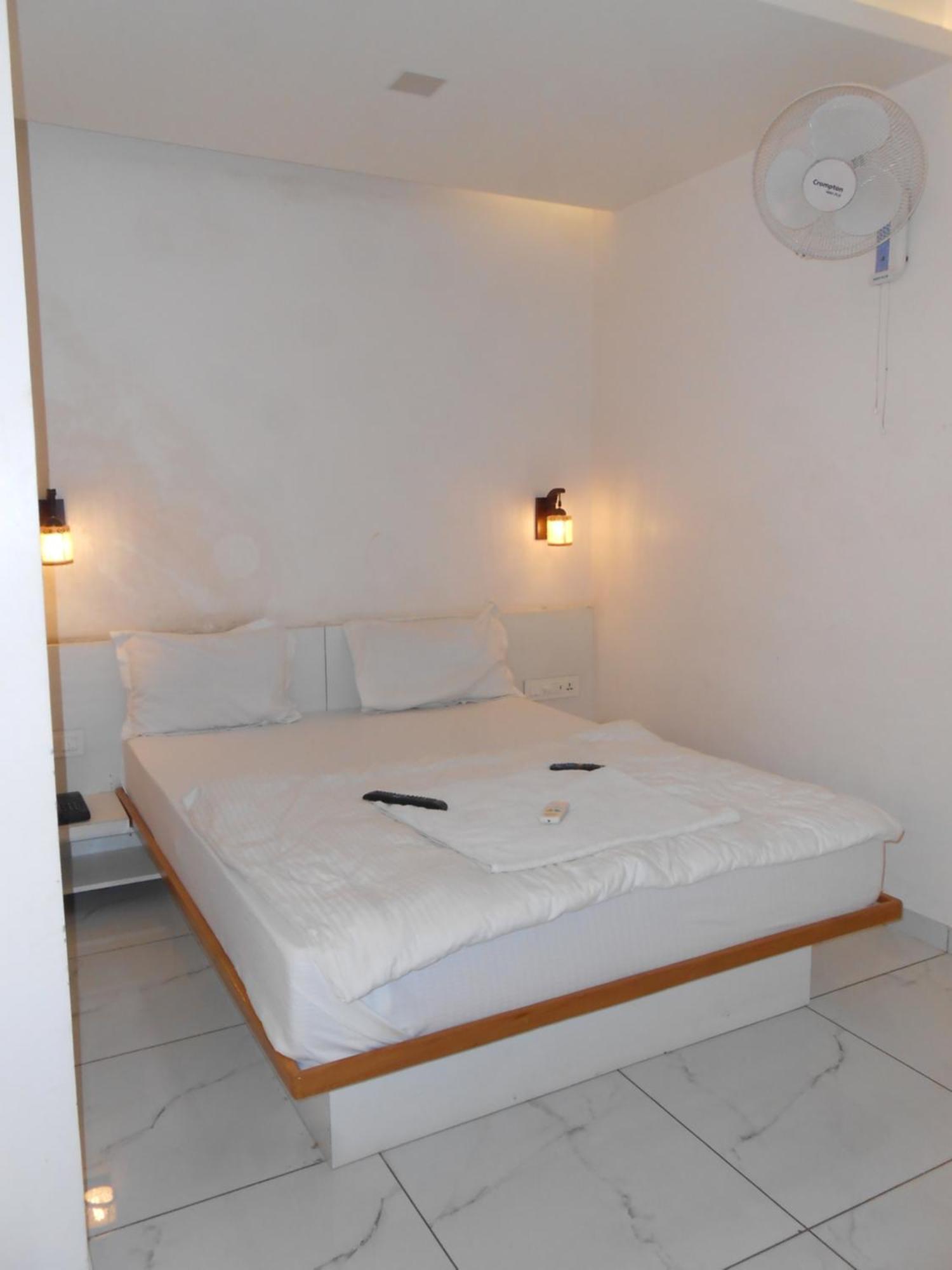 Hotel Crossview Palanpur Buitenkant foto